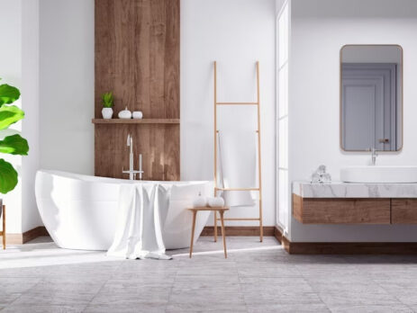 Biała łazienka z szarymi płytkami i płytkami drewnopodobnymi