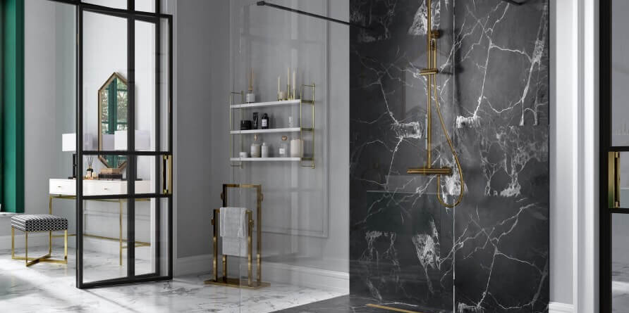 Biało-czarna łazienka z prysznicem walk-in i złotą baterią prysznicową z deszczownicą