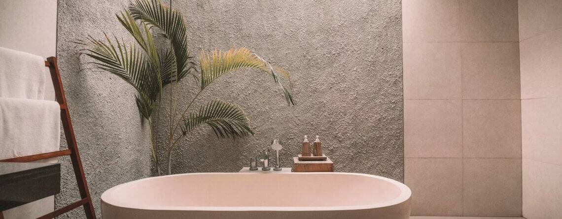 Łazienka w stylu japandi - jasne ściany i podłoga wprowadzające harmonię do wnętrza