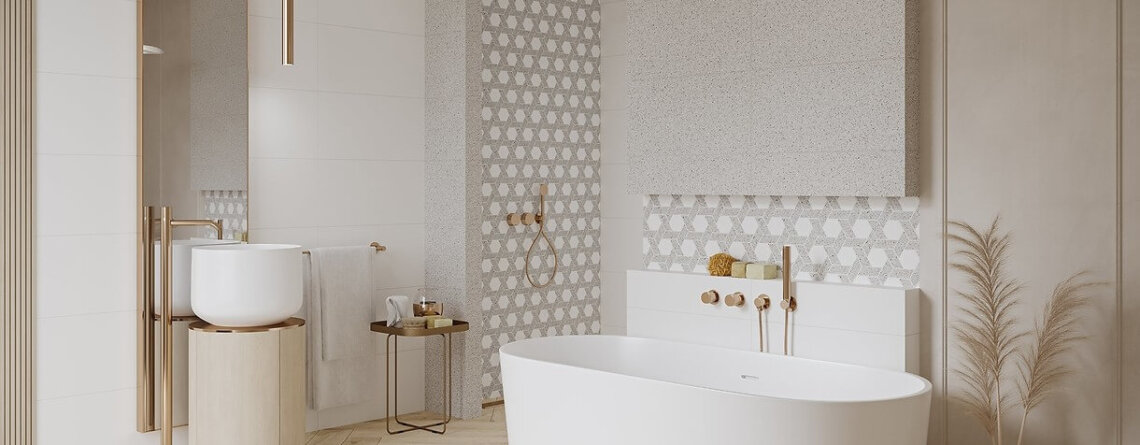Mozaika na ścianie w dużej, nowoczesnej łazience z jasnymi płytkami