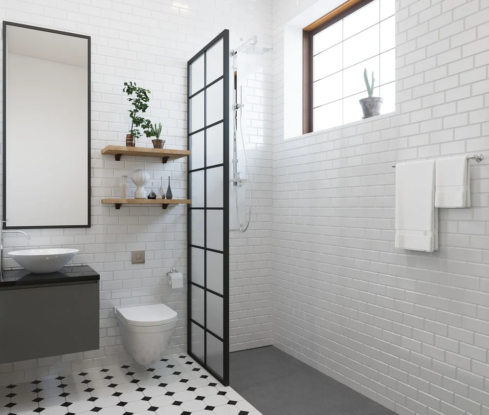 Biała łazienka z prysznicem walk in z czarnymi ramami